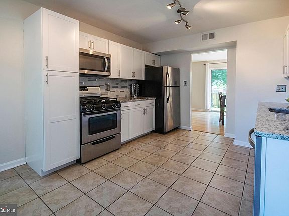 3rd image of 9482 Abingdon Ct