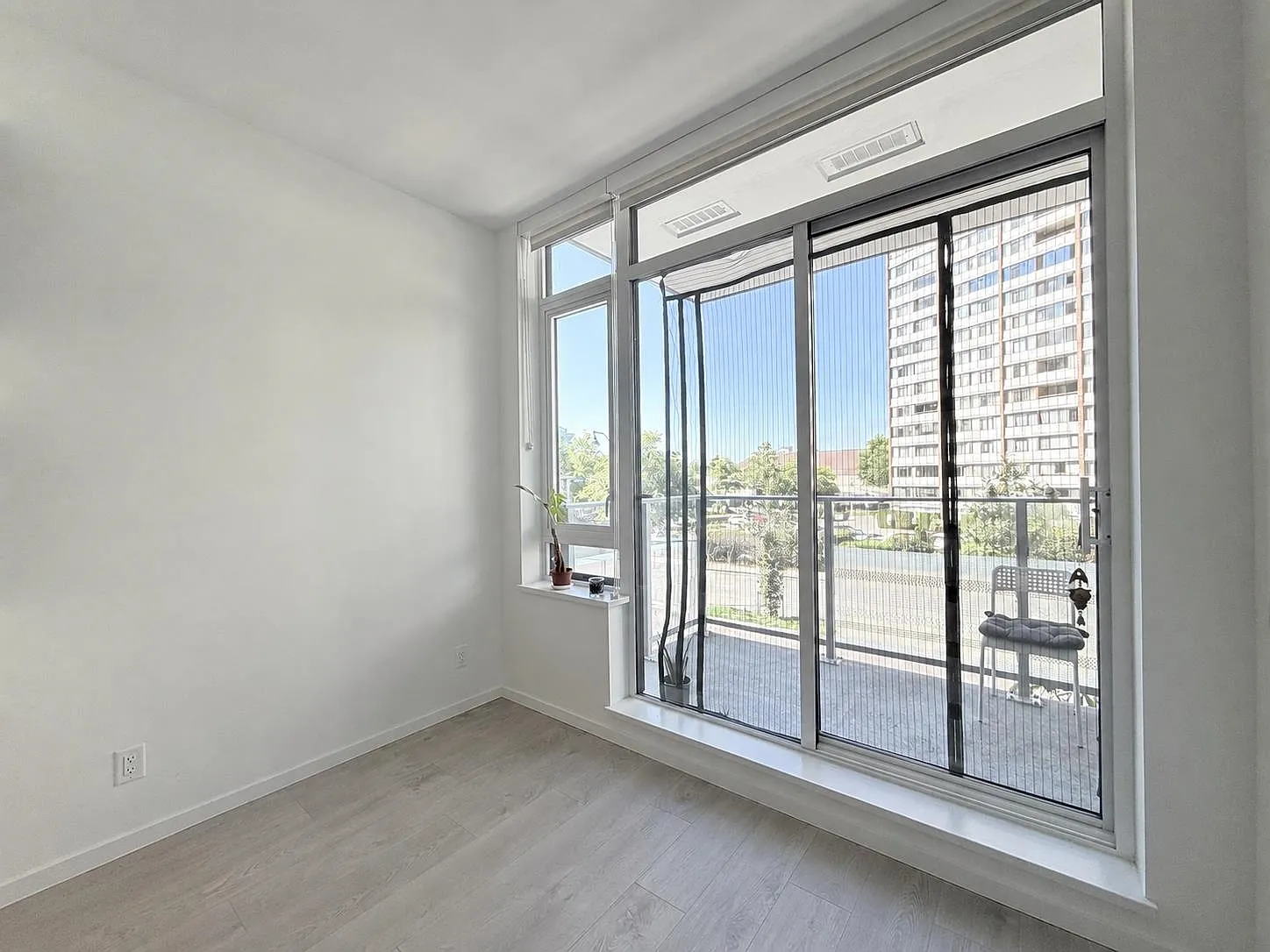 1 bed, 374 sqft, $2,100 — Photo 3