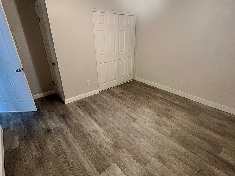 4875 Franklin Ave — Photo 9