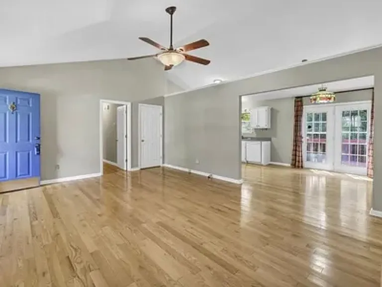 910 Sweet Thorne Rd — Photo 2