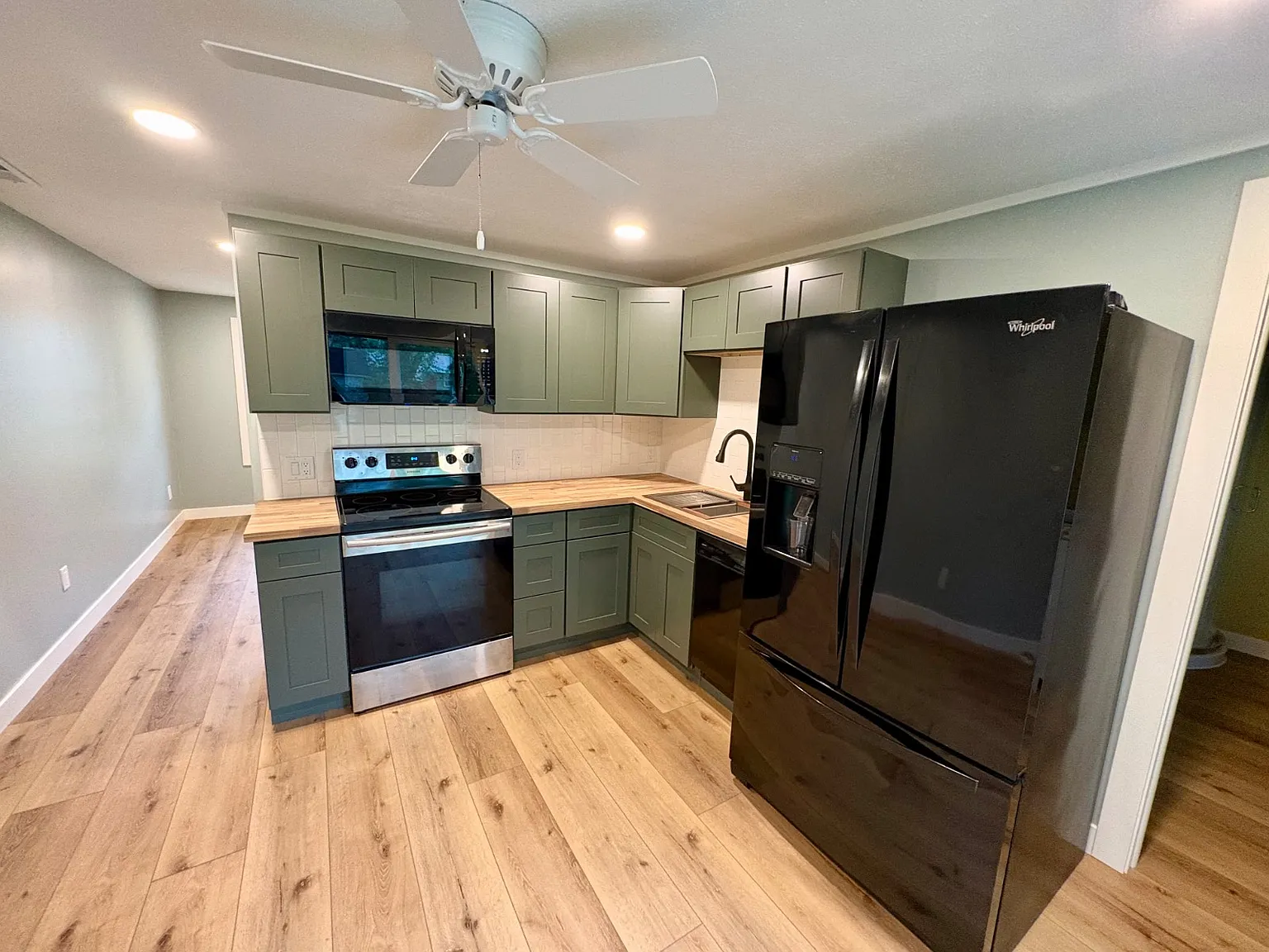 3 bed, 2.0 bath, 925 sqft, $1,300 — Photo 4