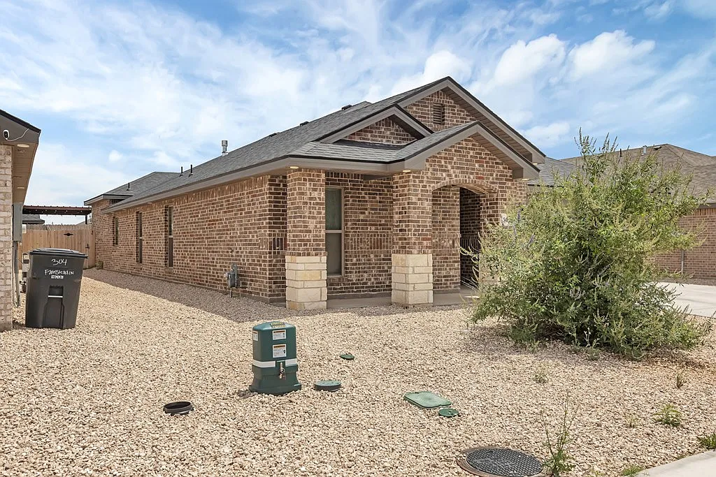 4 bed, 2.0 bath, 2050 sqft, $2,800 — Photo 3