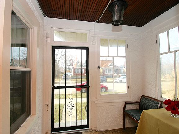 3rd image of 3223 Prairie Ave
