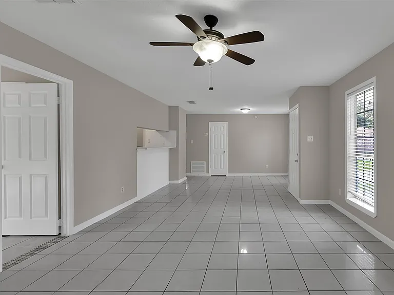 1018 Surrey Ct — Photo 6
