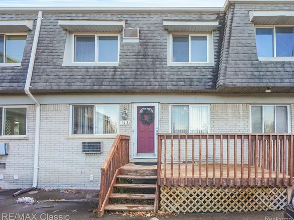 112 Ladd Rd, Walled Lake, MI 48390