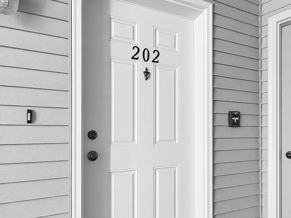 3rd image of 912 W Lincoln Pl APT 202