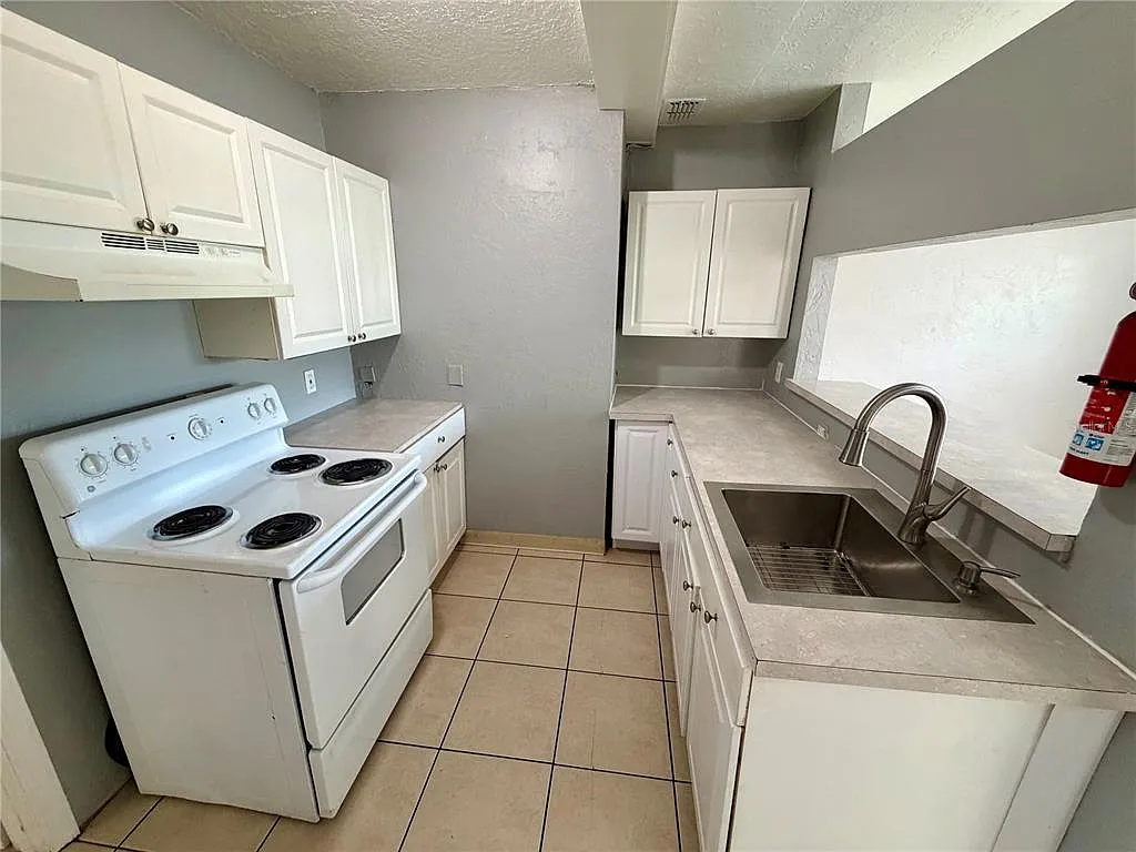 3 bed, 1.0 bath, 1025 sqft, $1,550 — Photo 2