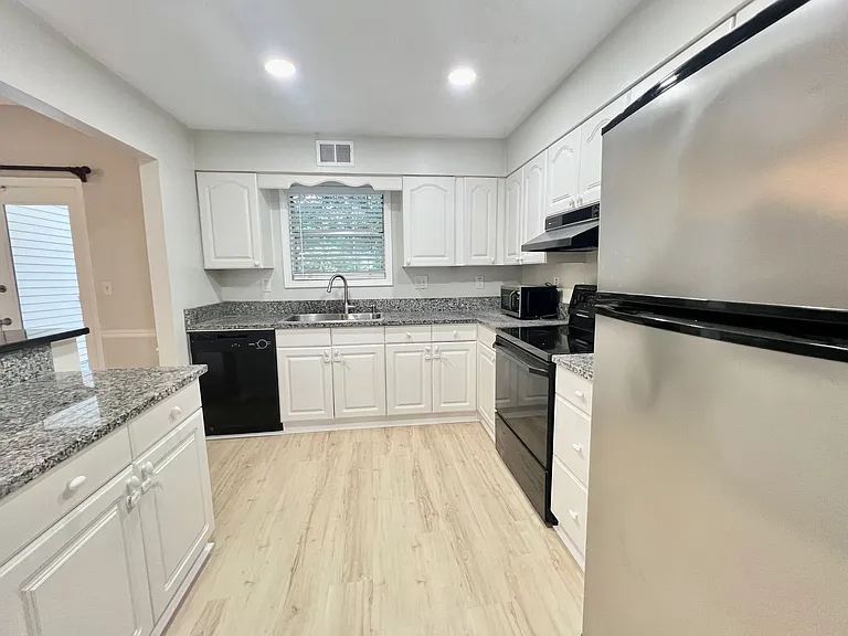 604 Wedgewood Way — Photo 5