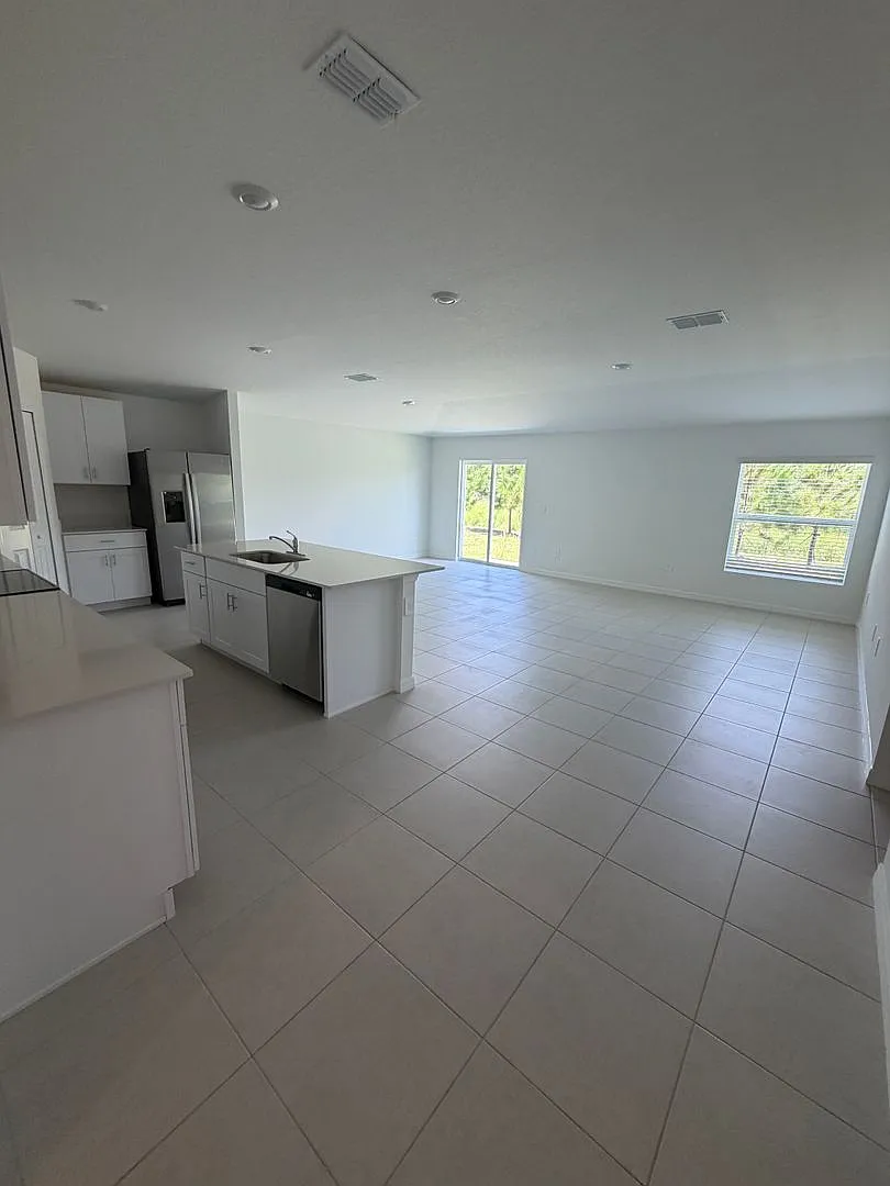 Brand new 4 Bedroom 3 Bathroom with Den — Photo 3