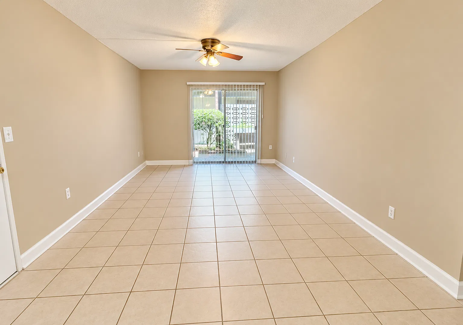 Summit House Condo Available, Convenient to UF — Photo 2