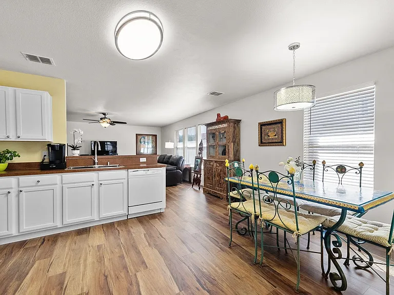 2731 Prairie Creek Dr — Photo 2
