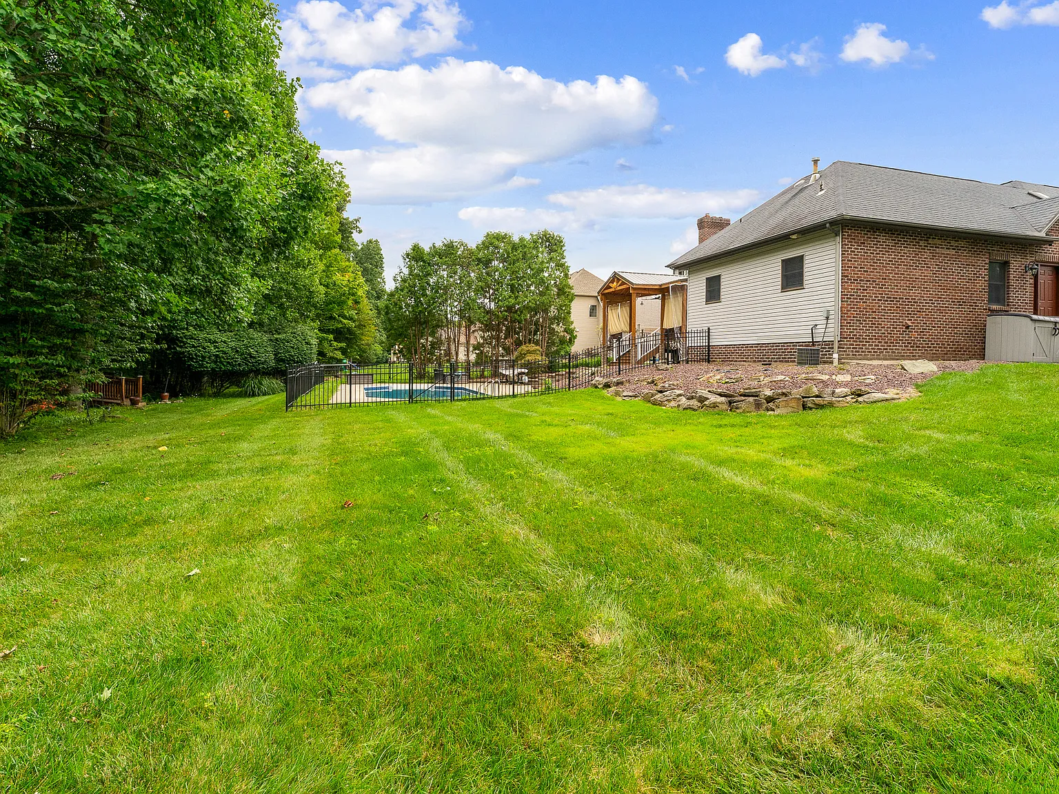 4 bed, 3951 sqft, $4,000 — Photo 4