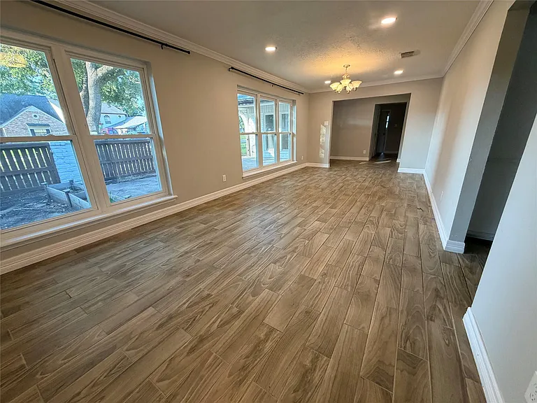 511 Rosewood Dr — Photo 2