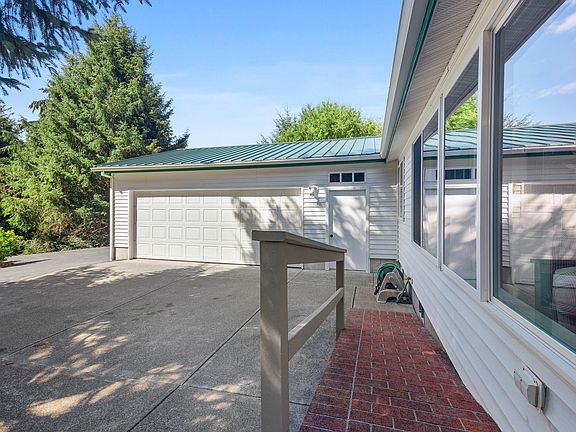 3rd image of 1180 Phelps Ave W