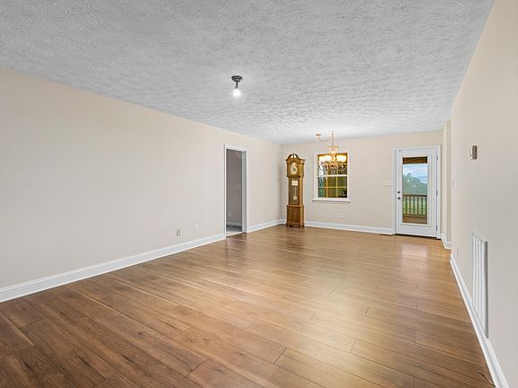 5th image of 204 Golden Rod Dr