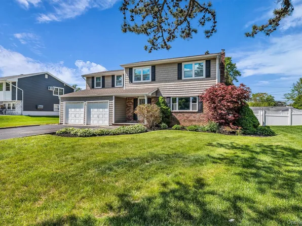 25 Sherry Lane, Hauppauge, NY 11788
