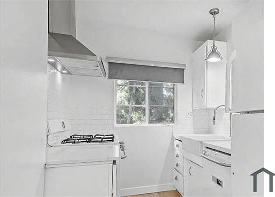 2nd image of 1327 N Laurel Ave APT 10