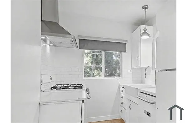 Building Photo - 1327 N Laurel Ave #10