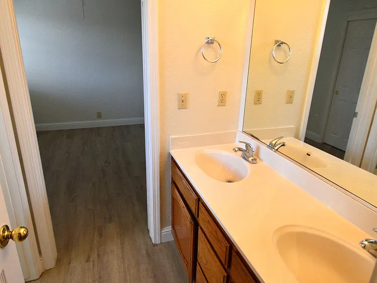 JACK AND JILL FULL BATH BETWEEN BR3 AND 4