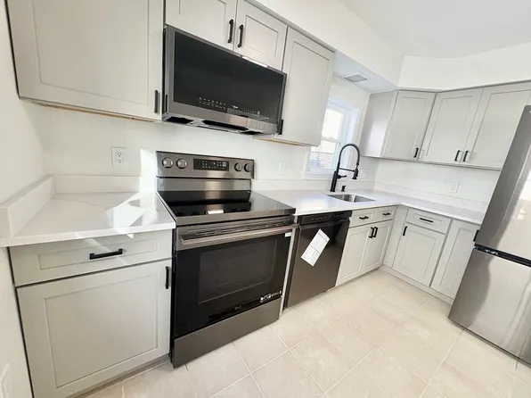 33 Home St #A, Beverly, MA 01915