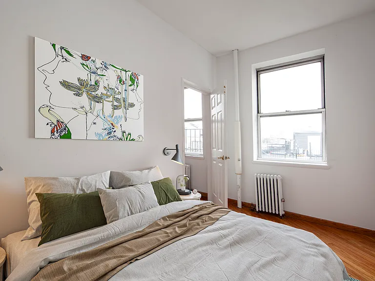 260 E 10th St #5 — Photo 4