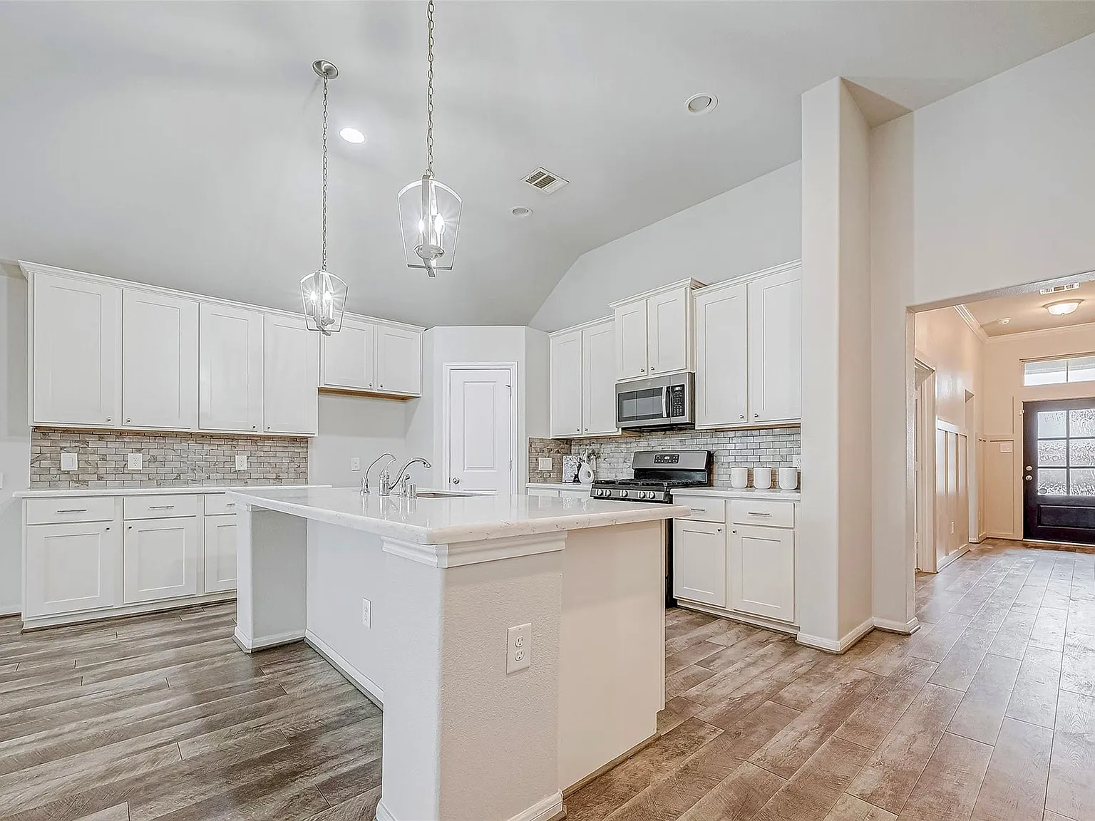 4 bed, 3.0 bath, 2600 sqft, $2,500 — Photo 2