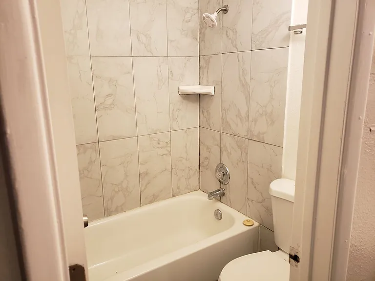 Eastpointe — Photo 23