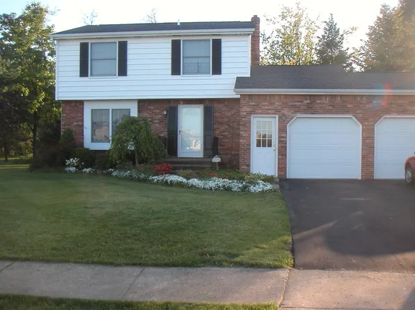 6434 Trillium Ct, Lake View, NY 14085