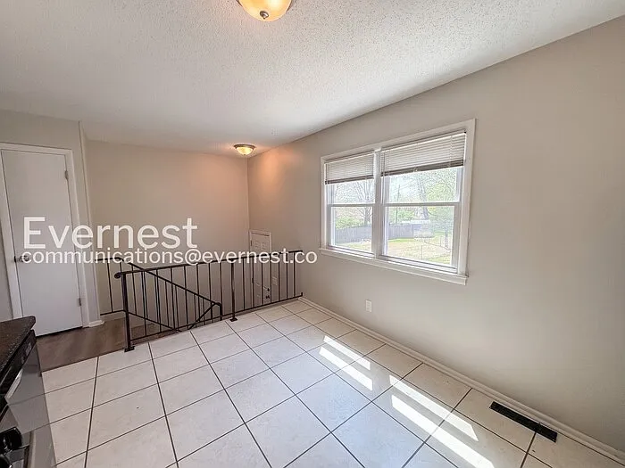 11912 Beacon Ave — Photo 7