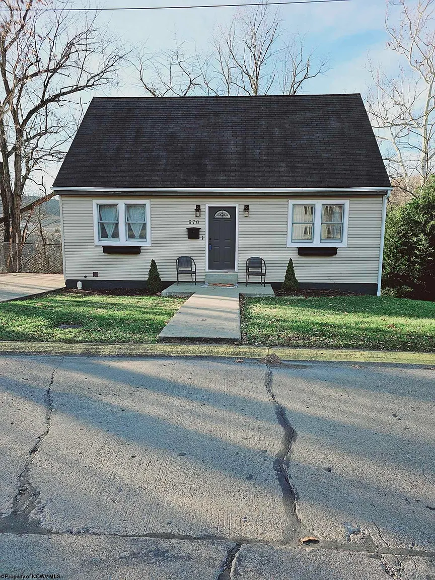 670 Callen Ave photo 1
