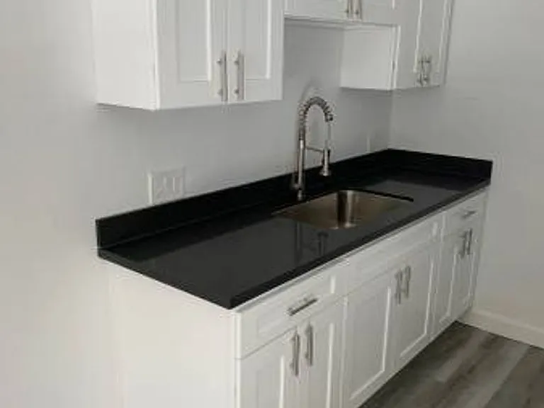 College Manor — Photo 6