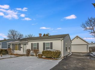 4 Arlington Dr, Romeoville, IL 60446