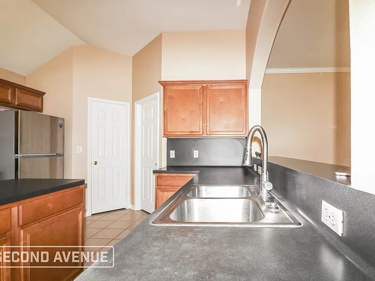 5945 Sutherland Dr — Photo 8