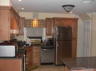 104 Scarcliffe Dr, Malverne, NY 11565