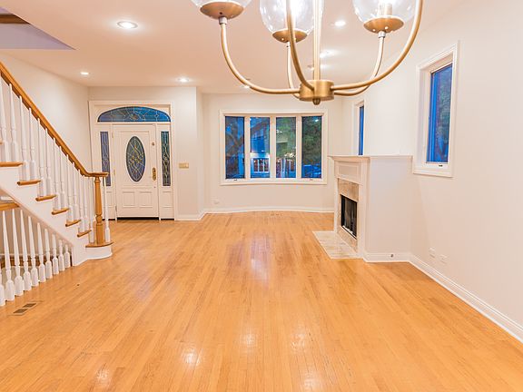 4th image of 1301 W Wellington Ave