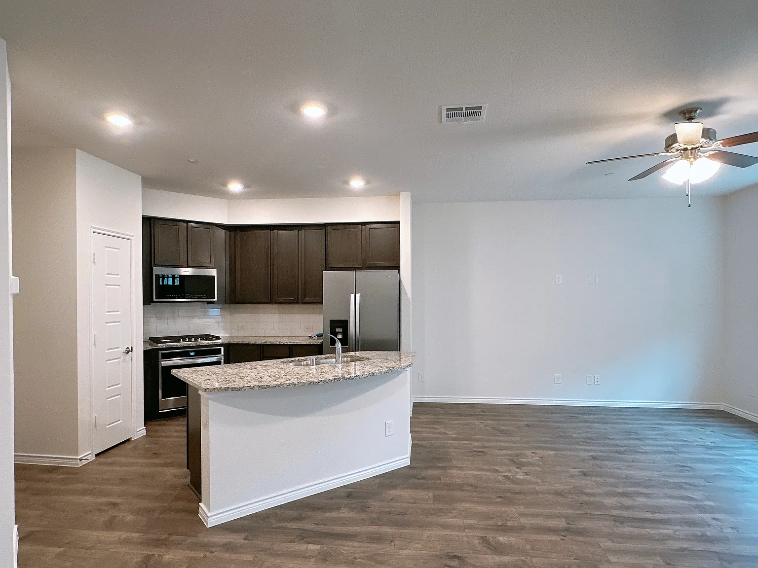 3 bed, 1981 sqft, $2,850 — Photo 3
