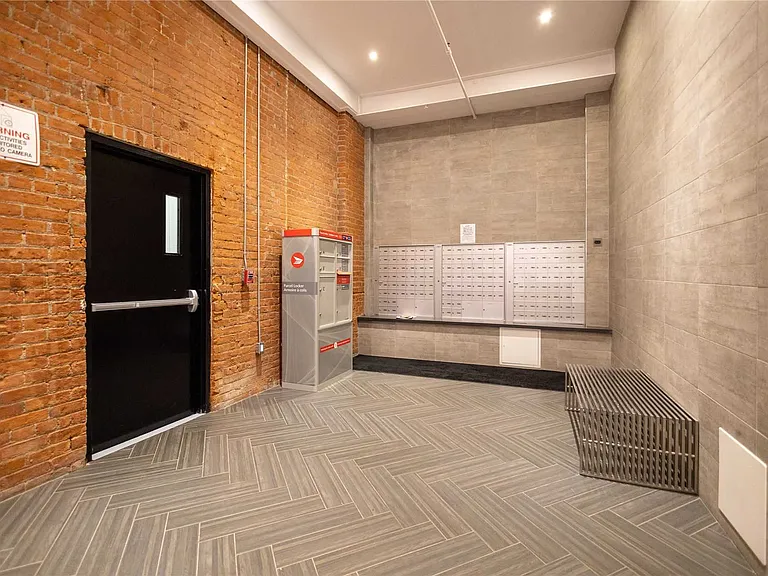 220 Dundurn St S — Photo 13