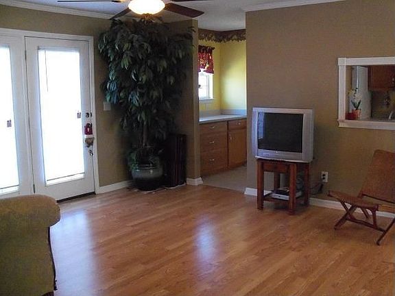 5th image of 929 Creekview Dr