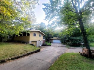 5575 Mayflower Ln, Gillett, WI 54124