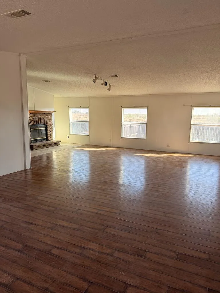3 bed, 2.0 bath, 2432 sqft, $2,500 — Photo 2