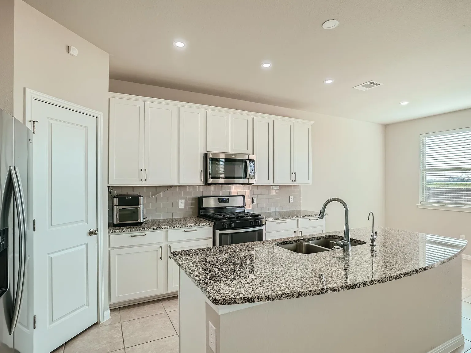 3 bed, 2.5 bath, 2221 sqft, $2,249 — Photo 3