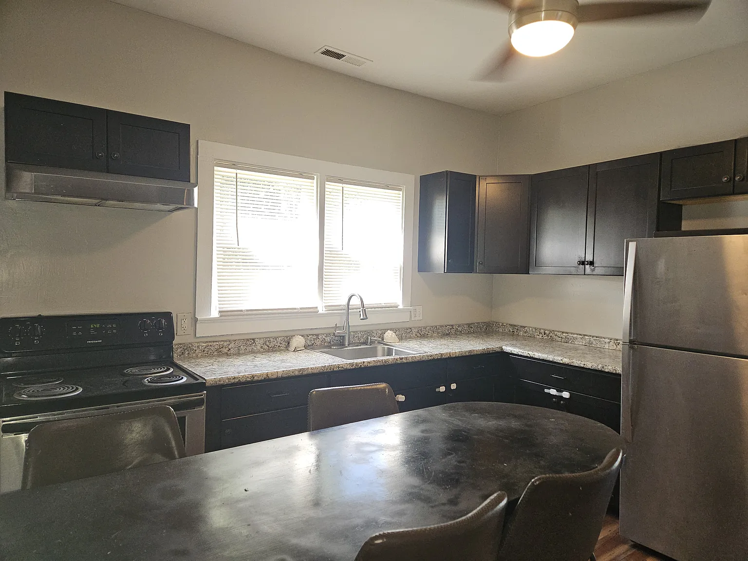 3 bed, 1054 sqft, $1,895 — Photo 3