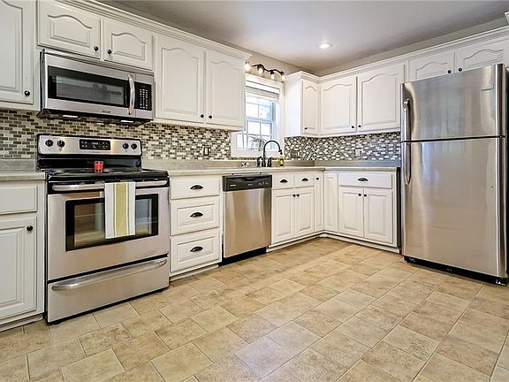 4th image of 306 SE A St