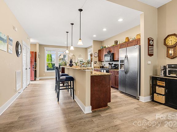 3rd image of 21 Foxtail Ct