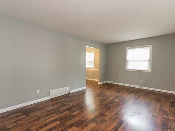 3rd image of 215 Loch Lomond Dr