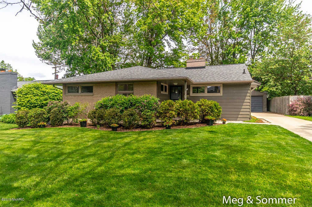 2721 Albert Dr SE photo 1