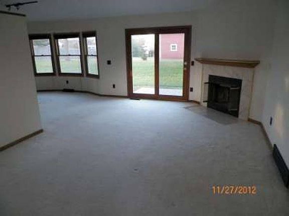 Living room w Fireplace