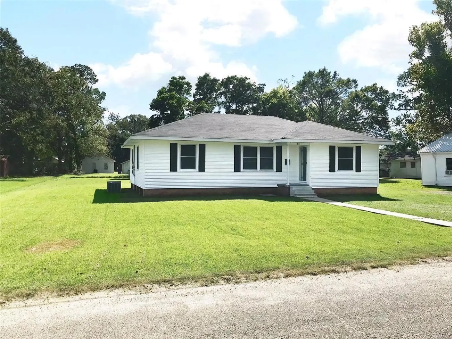 3 bed, 1322 sqft, $1,248 — Photo 1