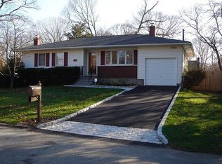 10 Dual Dr, Lake Grove, NY 11755