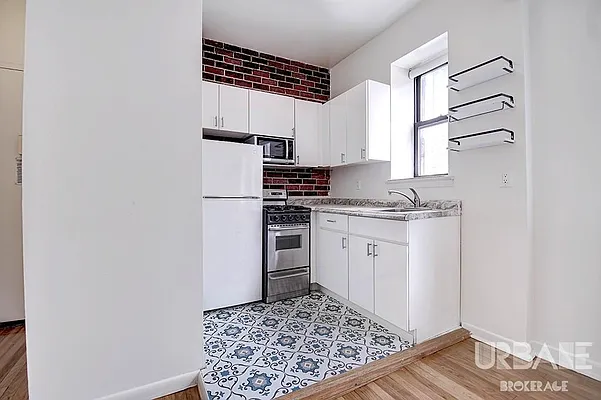 Rented by Urbane Brokerage | media 2